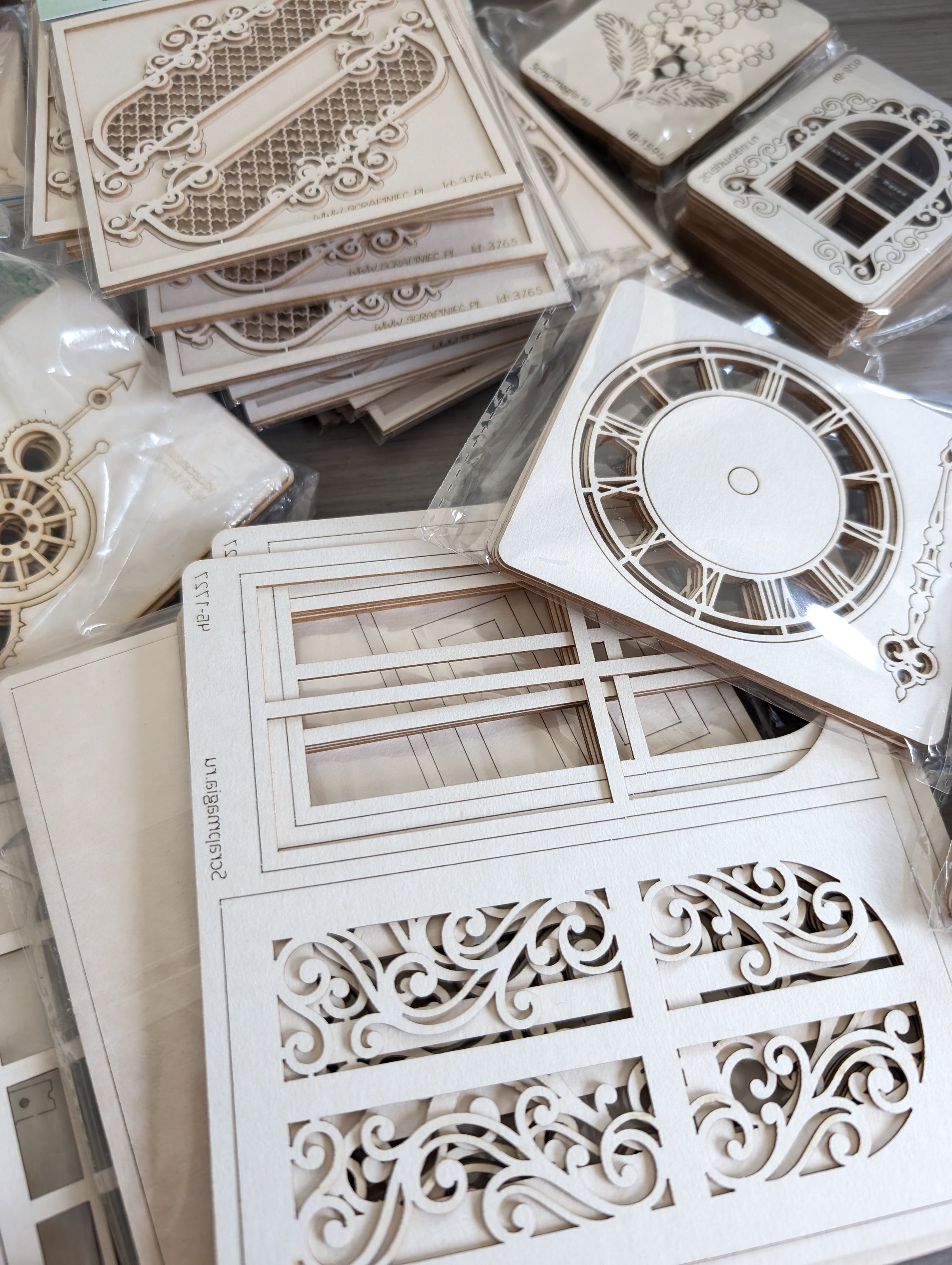 Huge 2kg selection of chipboards for workshops or store